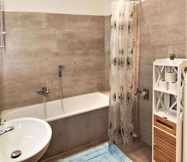 Modernes Apartment Mit Balkon มัคเดอบวร์ก ภายนอก รูปภาพ
