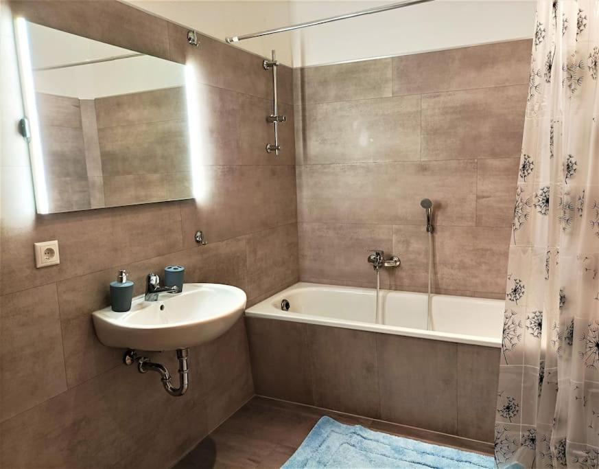 Modernes Apartment Mit Balkon มัคเดอบวร์ก ภายนอก รูปภาพ